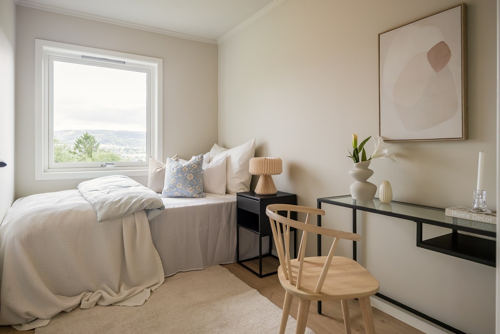 To av rommene har inngang fra entréen, og er på 6,7 og 7,6 kvm, mens det siste har inngang fra stuen, og er på 10,4 kvm. Her fra soverommet på 7,6 kvm. Galleribilde