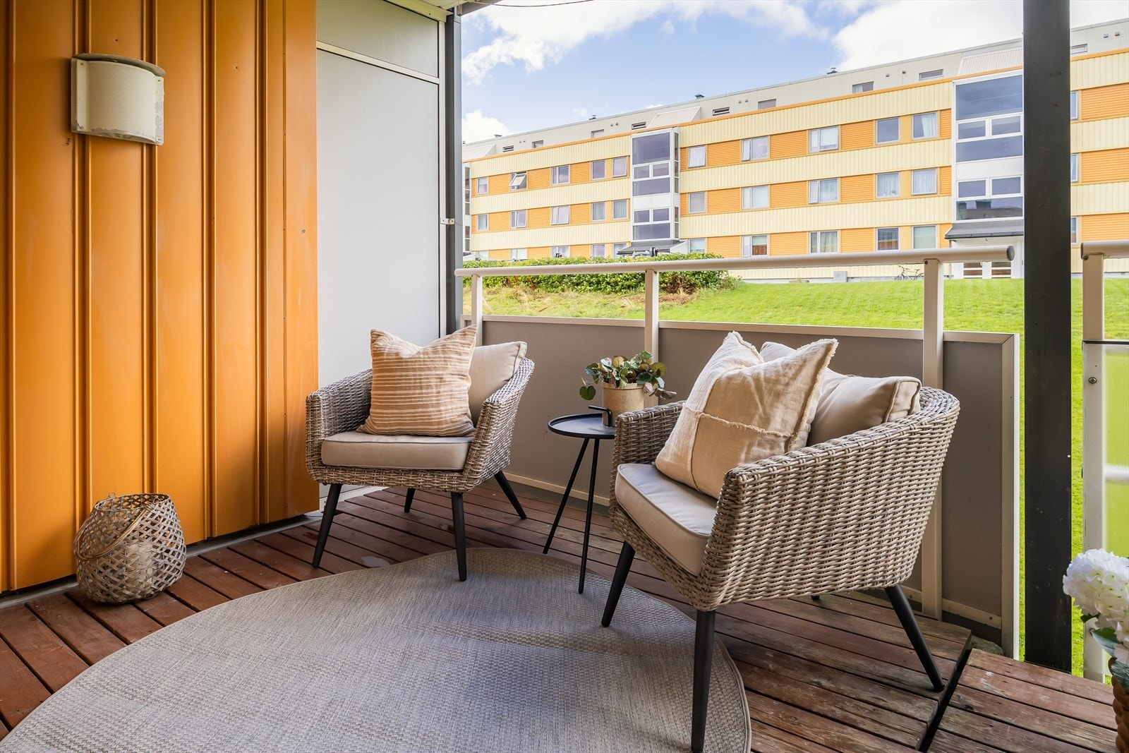 Verandaen ligger vestvendt, slik at man har flotte solforhold sommerstid. Galleribilde