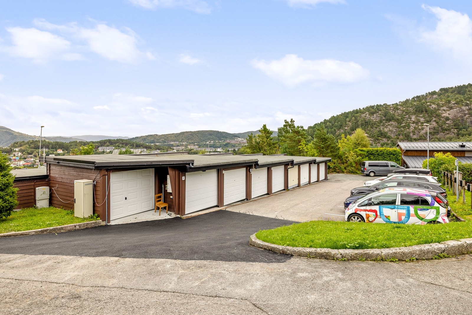En utendørs parkeringsplass medfølger handelen. Galleribilde