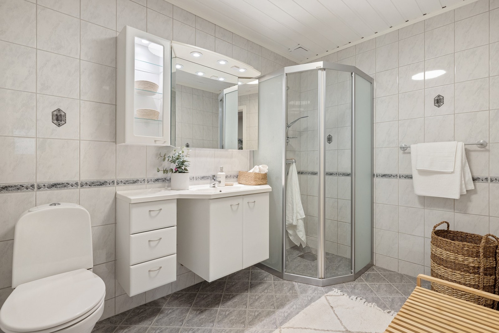 Badet måles til 5,2 kvm. og er helfliset med varmekabler i gulv. Galleribilde