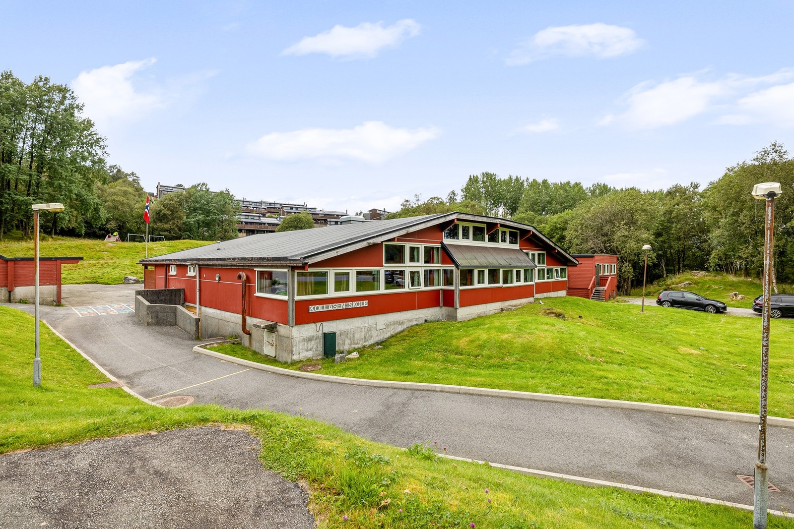 Kollåsen skole (1-3 kl.) ligger like ved boligen, kun en 4 minutters gange unna. Galleribilde