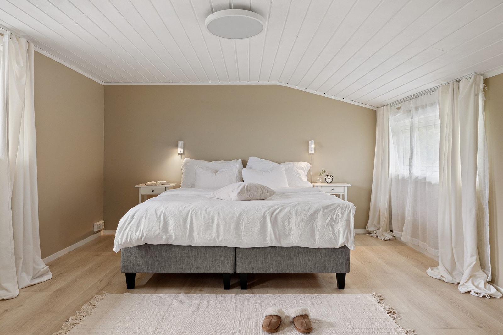 2. etasje består av et trapperom, soverom og walk-in garderobe. Soverommet måles til 17,7 kvm. og har god plass til en stor seng med nattbord på hver side. Galleribilde