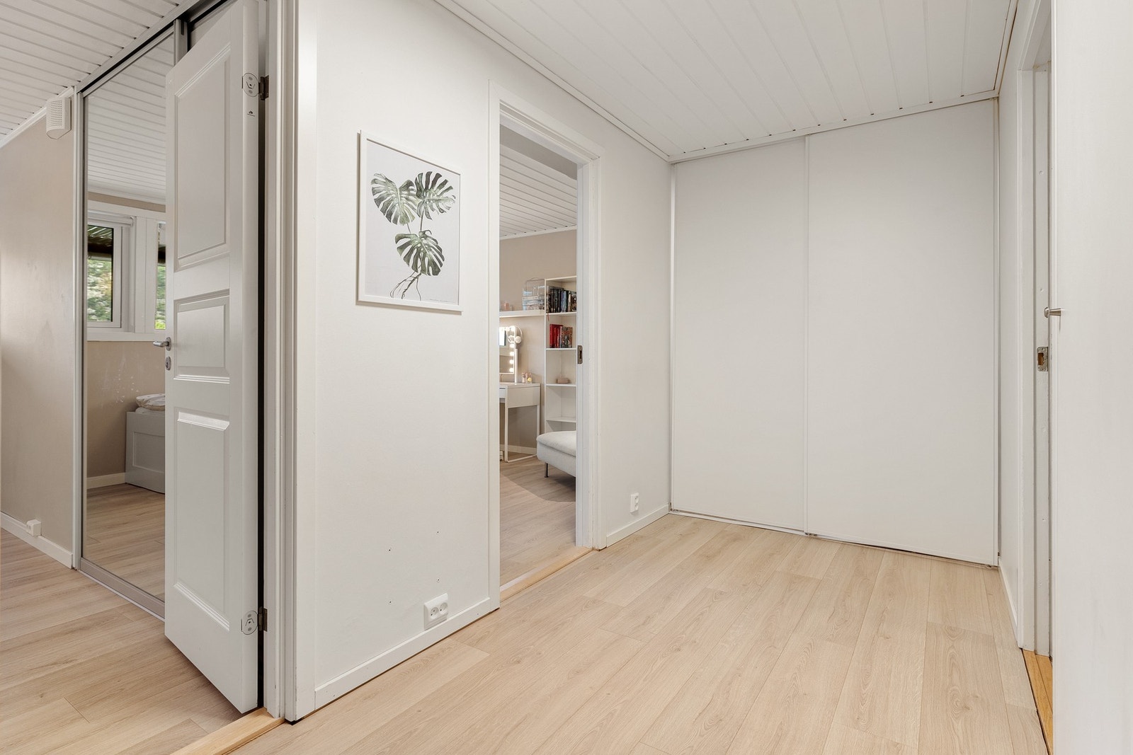 Gangen måles til 11,7 kvm. og har godt med oppbevaringsplass i en praktisk skyvedørsgarderobe. Galleribilde