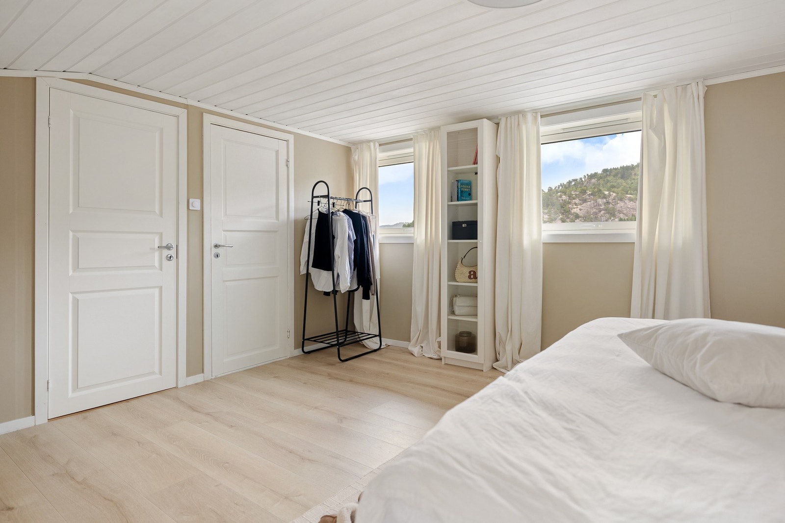 Her er det godt med oppbevaringsplass i walk-in garderoben. Galleribilde