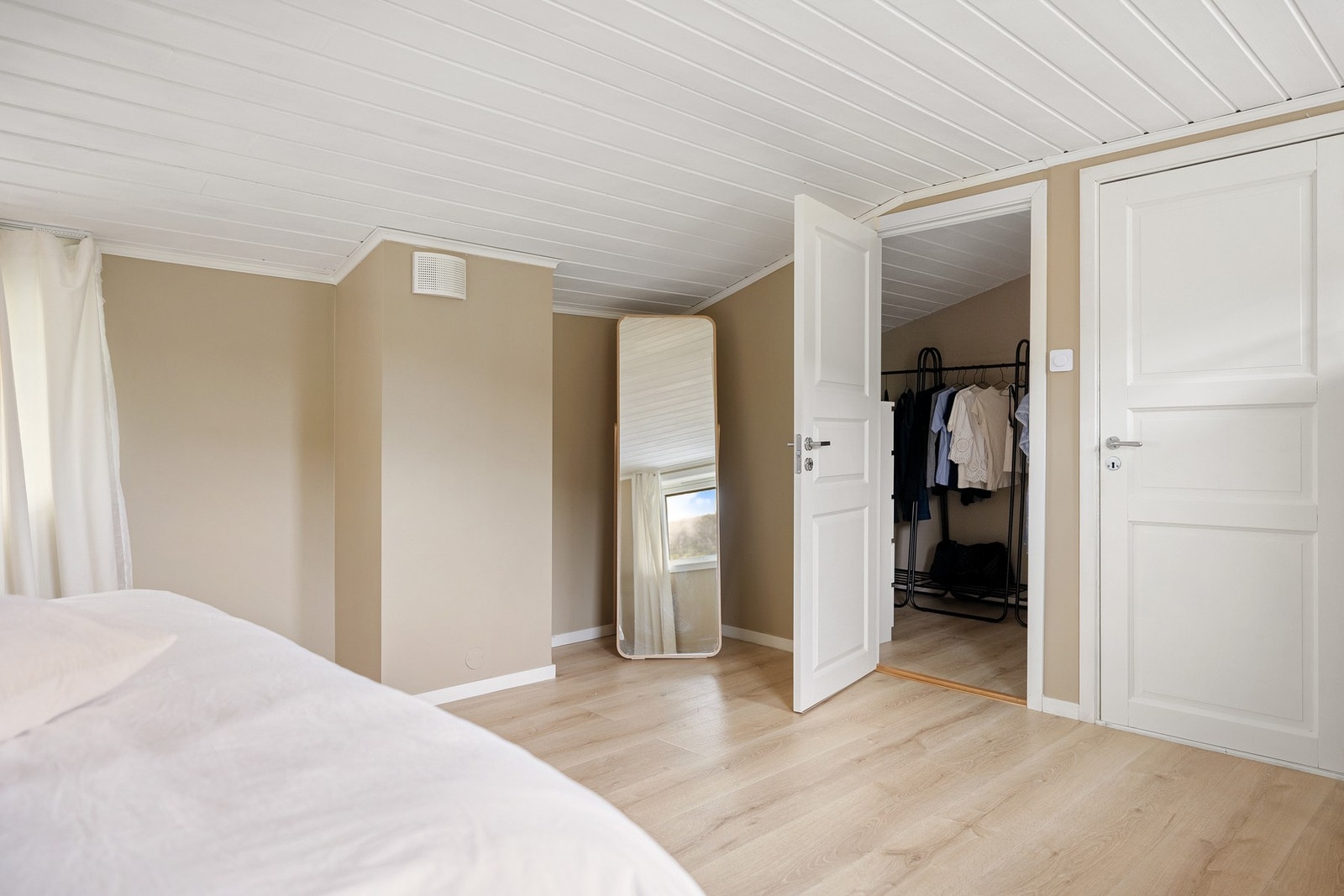 Det gjøres oppmerksom på at dette rommet er oppført som loft/disp i byggetegningene, og er dermed ikke godkjent som soverom. Galleribilde