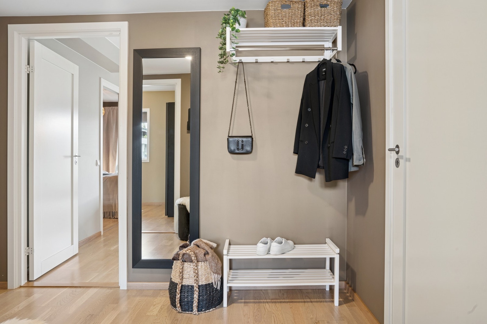 Entréen har plass til oppbevaring av yttertøy og sko. Fra gangen er det adkomst til både stue/kjøkken, bad og soverom. Galleribilde