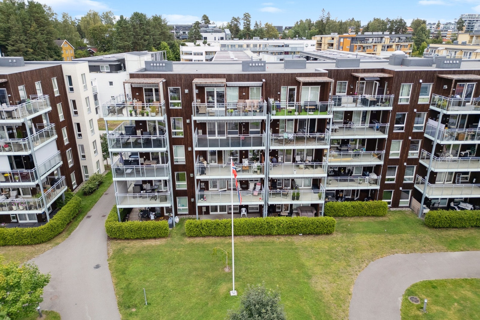 Her har du tilgang til både grønne arealer og gangstier, og nærområdet byr på barnehager, skoler, kollektivtransport og daglige servicetilbud i gangavstand. Galleribilde