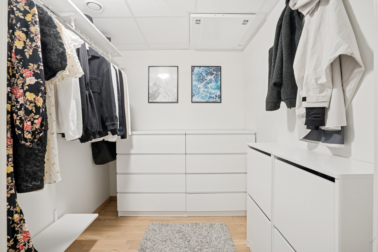 Godt utnyttet med garderobeløsning, kommoder og oppheng, perfekt som ekstra oppbevaringsplass for klær, sko og utstyr. Galleribilde