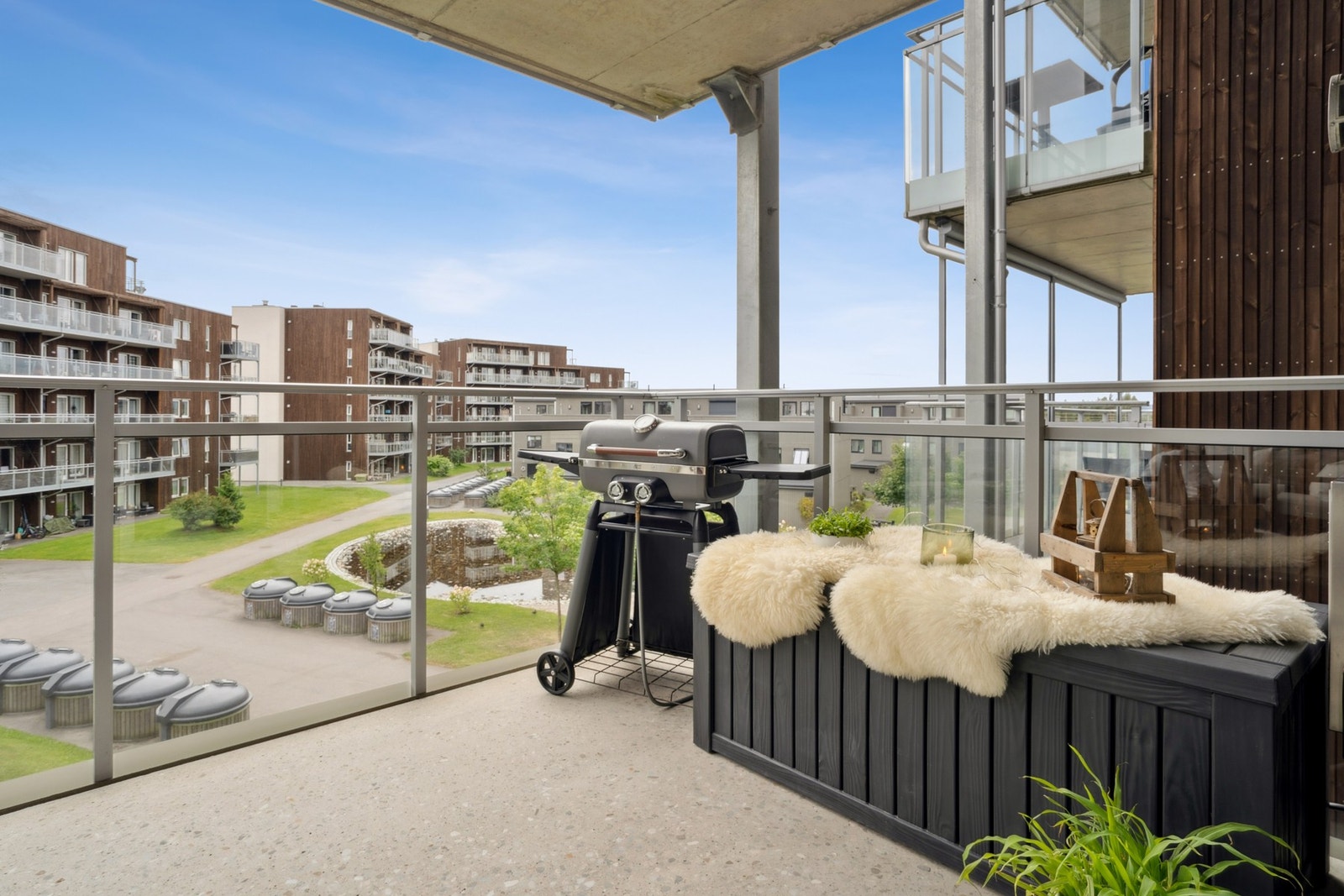 Romslig balkong på ca. 18 m² vendt mot sørvest, med god plass til både sittegruppe og grill. Galleribilde