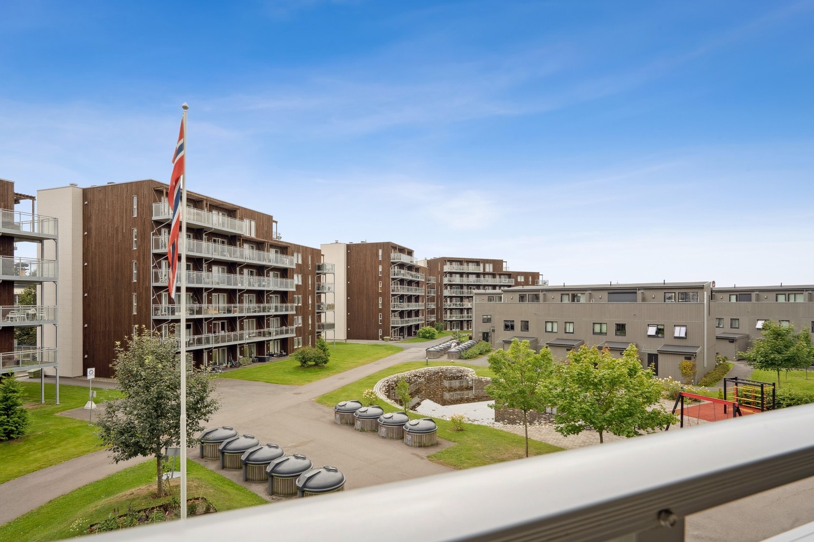 Den flotte dammen som skaper et hyggelig tunmiljø. Galleribilde