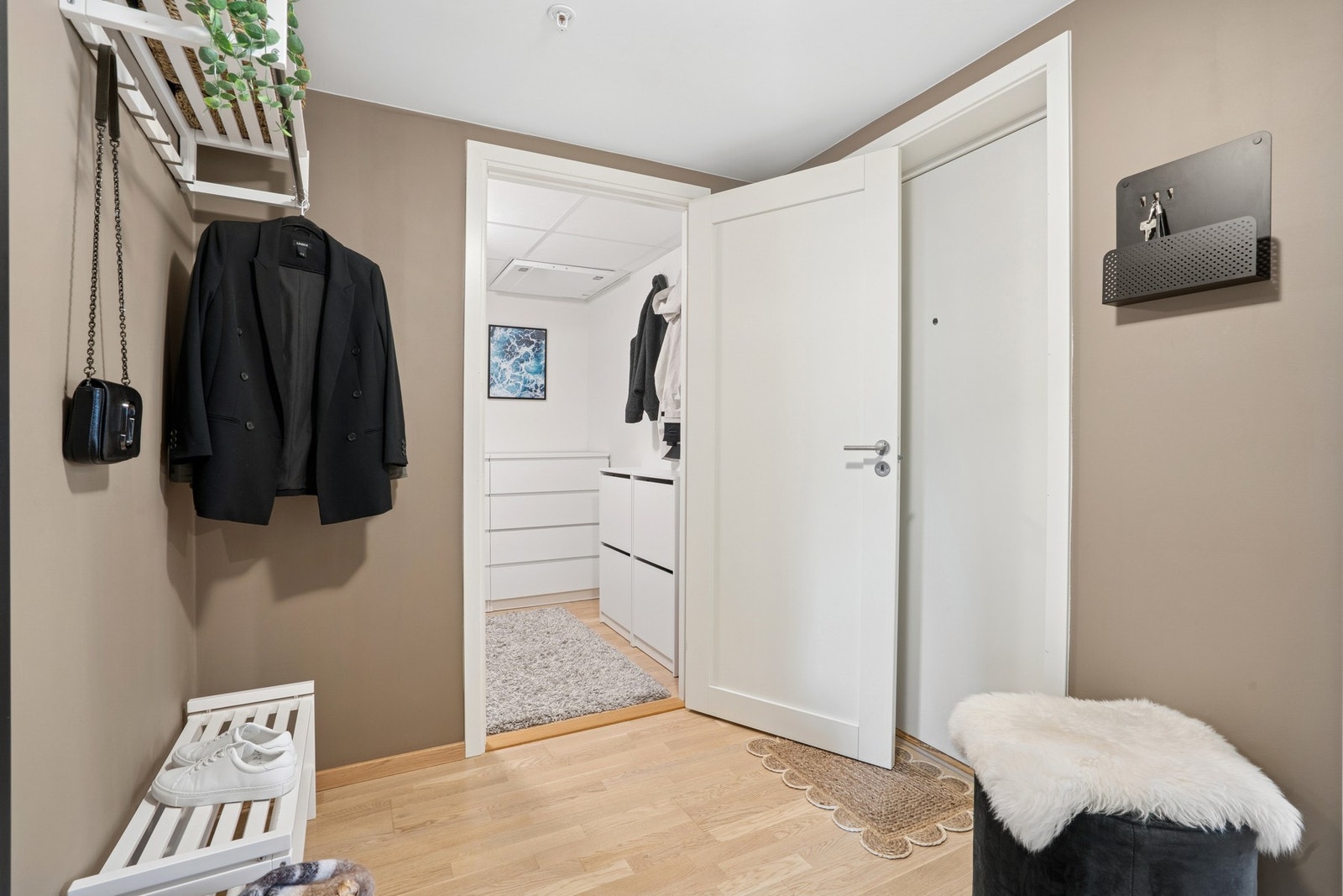 I entréen har du en praktisk walk in garderobe for ekstra oppbevaring. Galleribilde