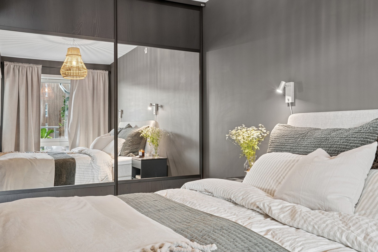 Store garderobeskap med speilfronter bidrar til både romfølelse og praktisk oppbevaring. Galleribilde