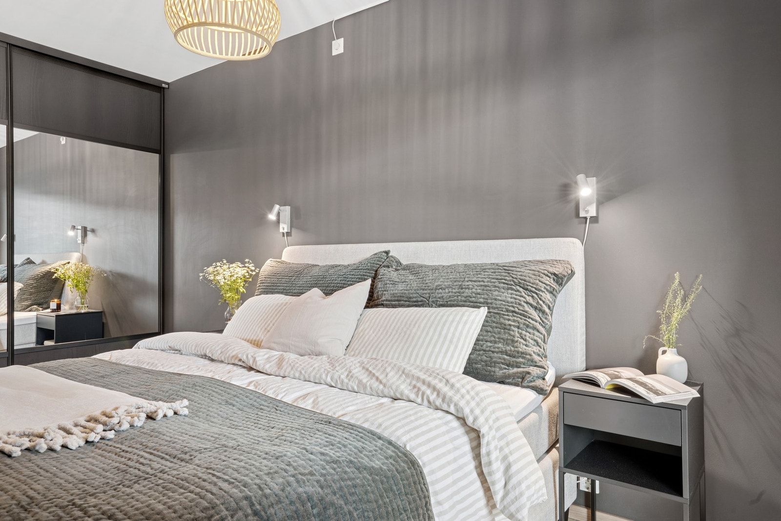 Rommet får en lun atmosfære med mørke vegger, lune tekstiler og stilfull belysning. Galleribilde