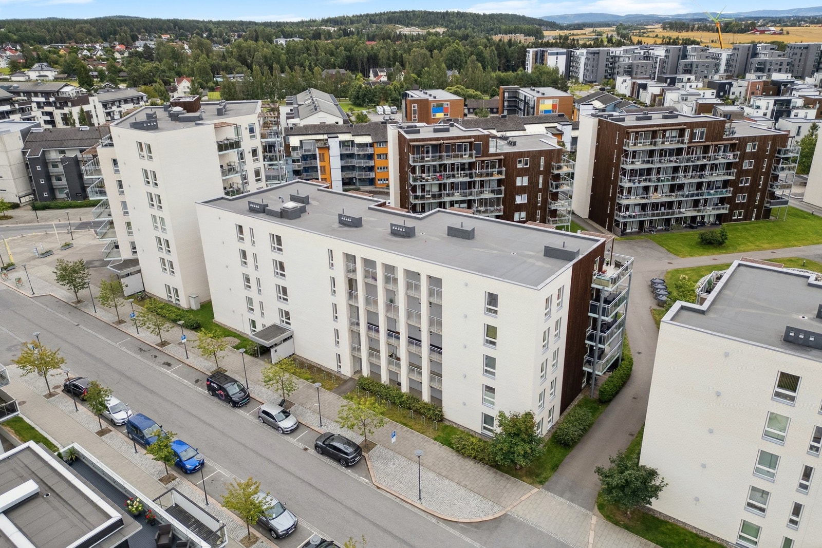Dagligvarehandelen kan blant annet gjøres på Coop obs og Kiwi. Ellers kan man finne det meste på Jessheim Storsenter. Galleribilde