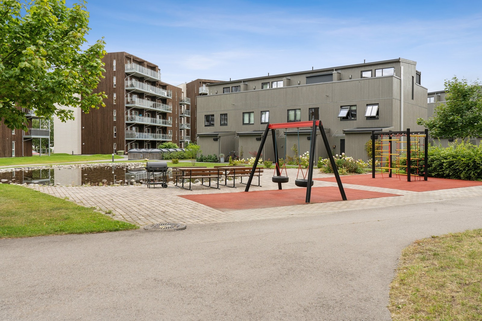 Fellesområdet byr på lekeplass, sittegrupper og grillmuligheter Galleribilde