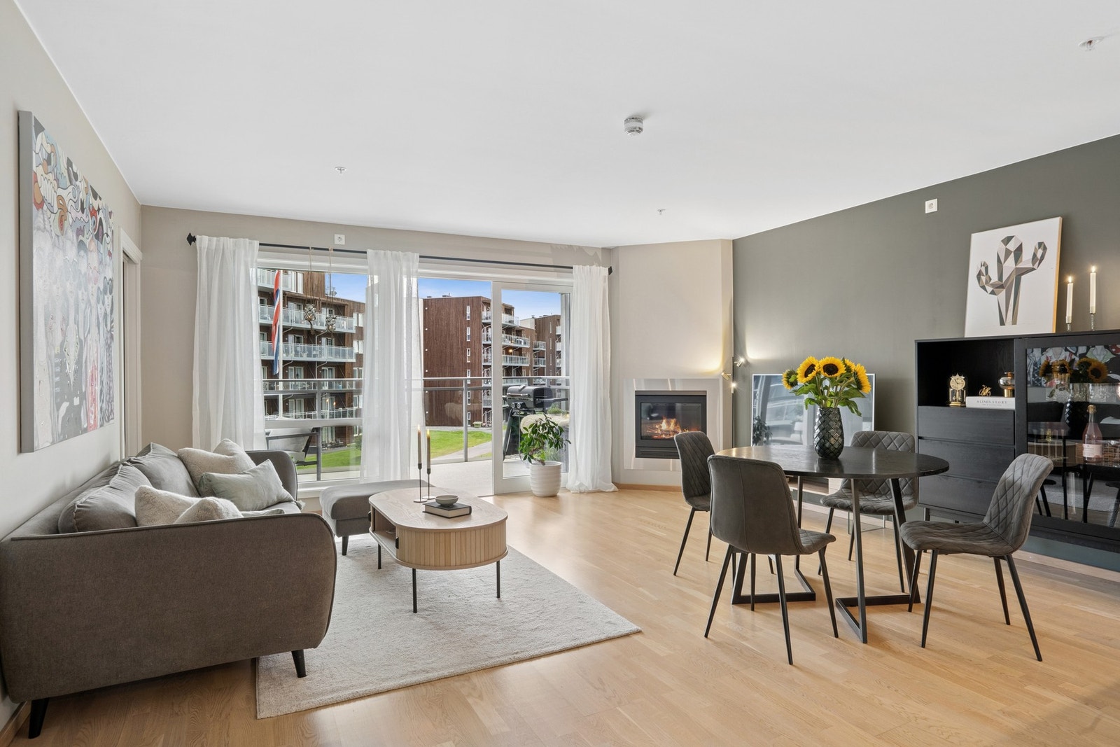 Stuen har store vindusflater som gir godt med naturlig lys, og direkte utgang til en romslig balkong. Galleribilde