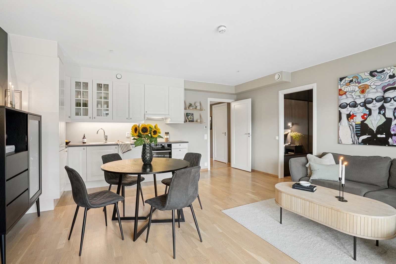 Åpen løsning mot kjøkkenet gjør rommet sosialt og lett å møblere. Galleribilde