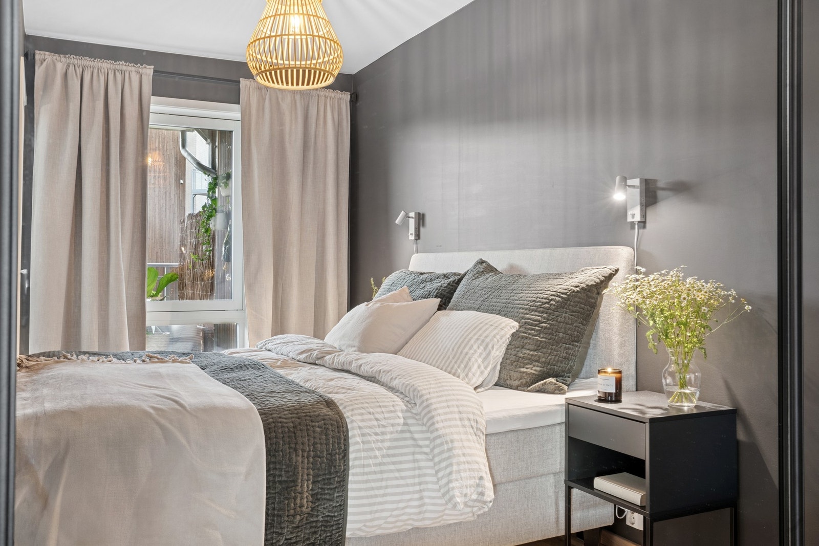 Hovedsoverommet har plass til dobbeltseng og nattbord, og gir en lun atmosfære med vindu ut mot gårdsrommet. Galleribilde