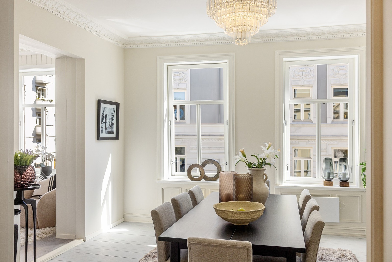 Stor spisestue med god plass til mange gjester. Galleribilde