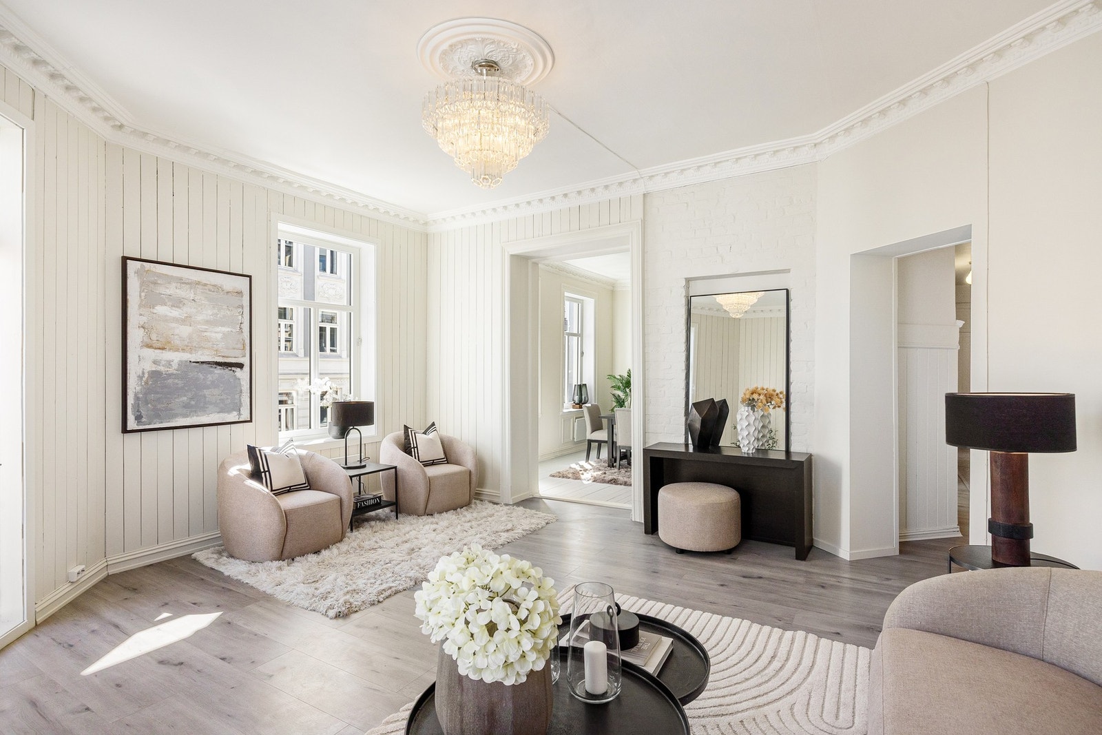 Stue med god plass til sofagruppe og underholdningsavdeling Galleribilde