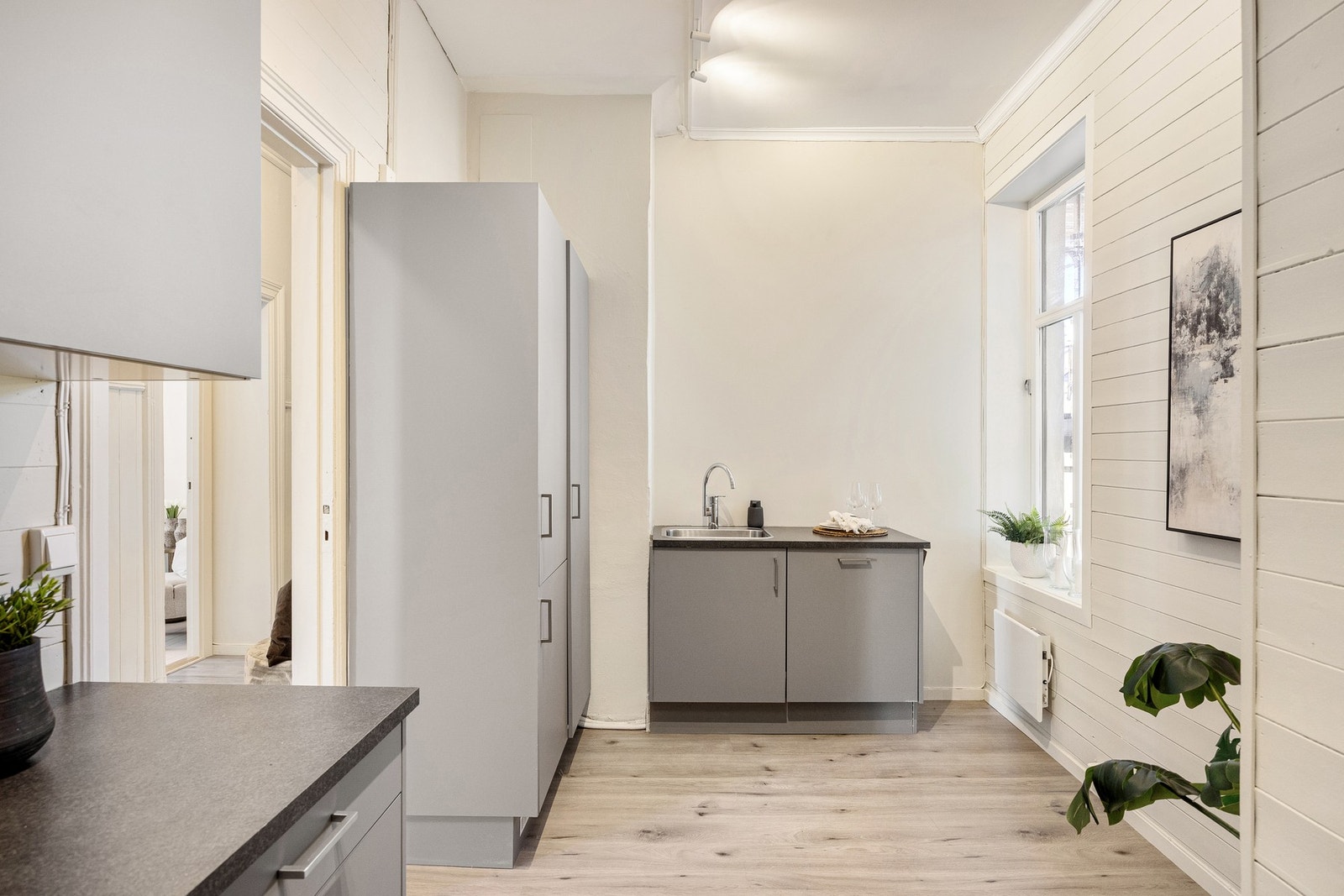 Separat kjøkken med integrerte hvitevarer. Galleribilde