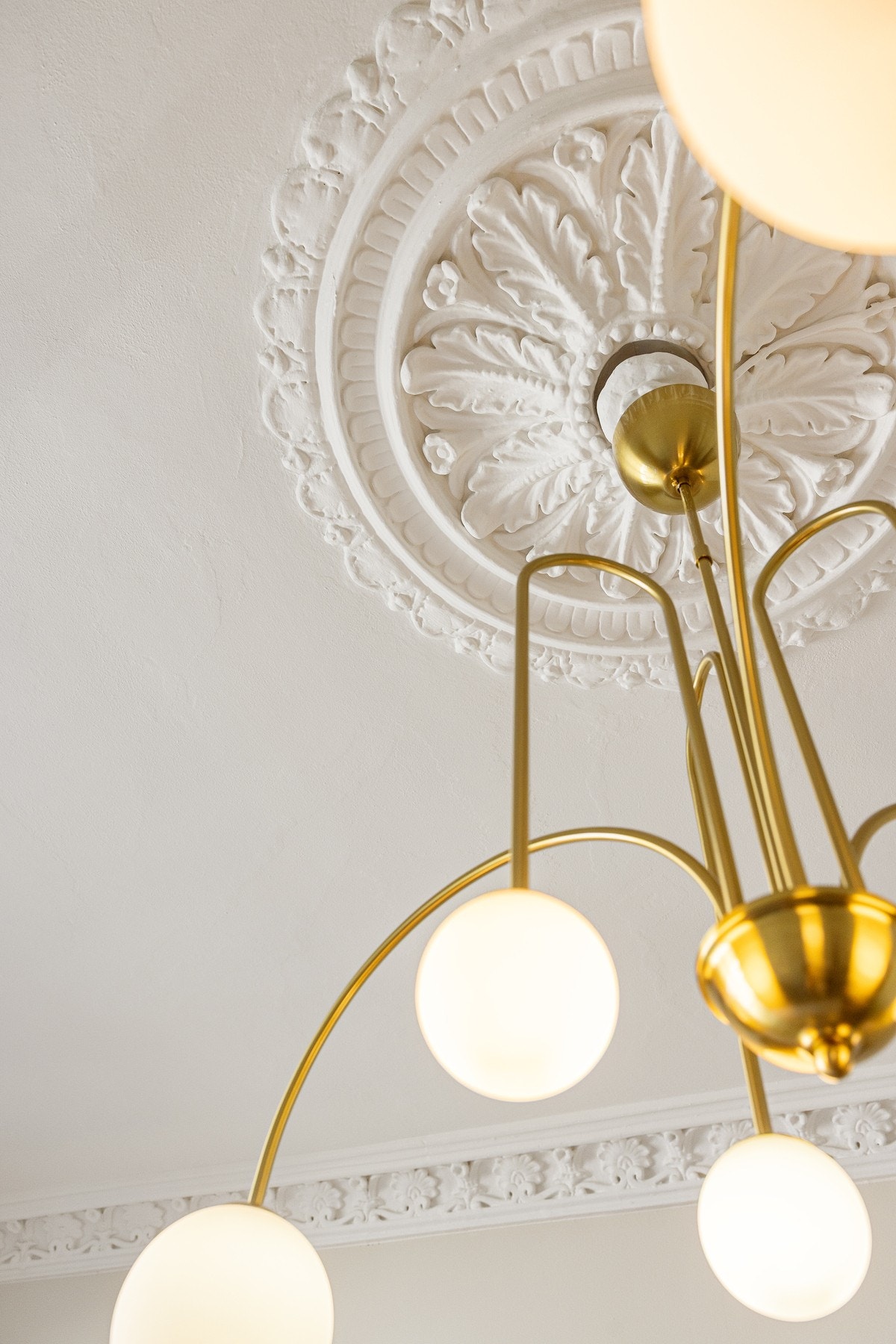 Rosett og stukkatur i himling. Galleribilde