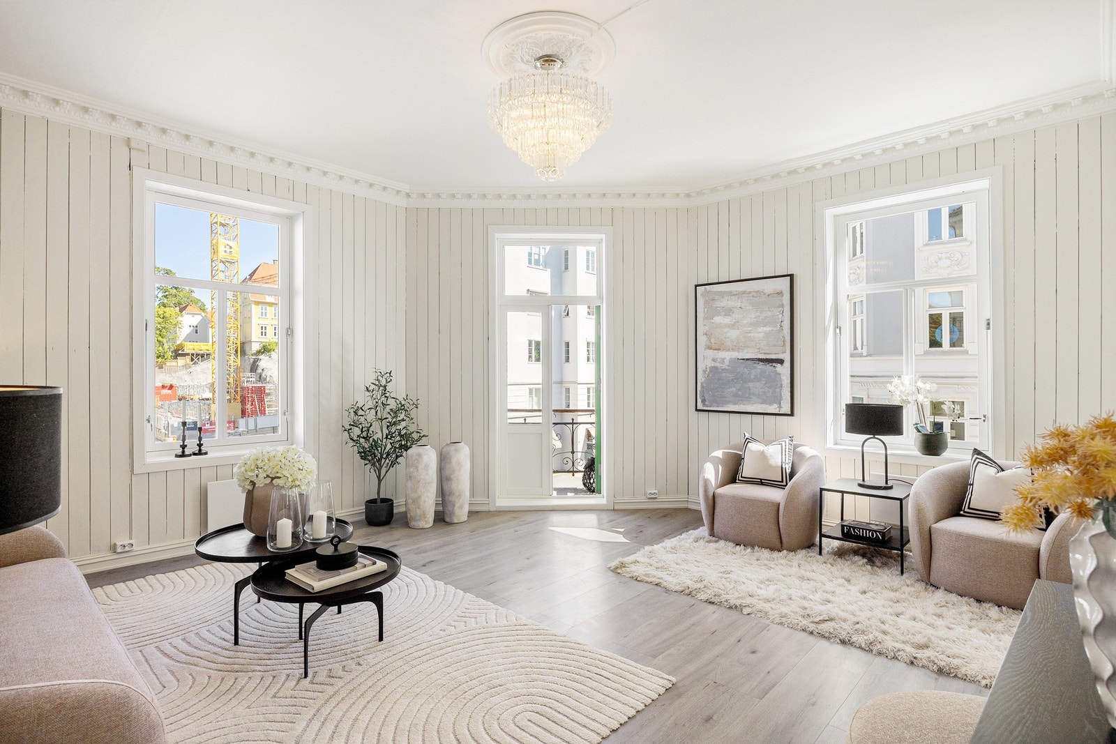 Stor hjørnestue med generøs takhøyde på over 3 meter. Galleribilde