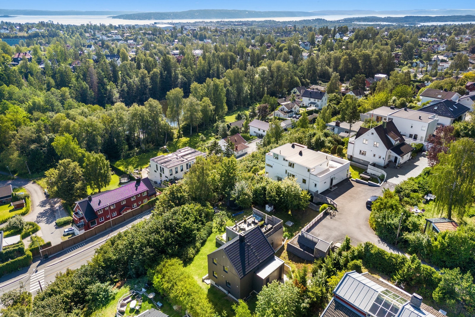 Nabolaget har en skjermet plassering, samtidig som det er enkel tilgang til barnehager, skoler og idrettsanlegg. Galleribilde