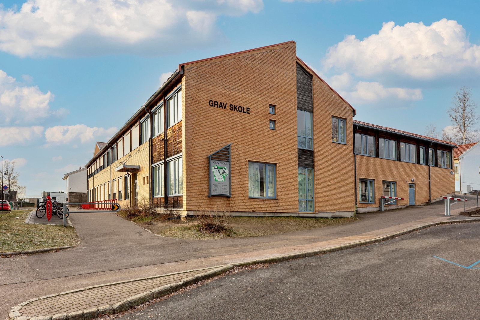 Det er få minutters gange via småveiene inn til Østheim barnehage og Grav skole. Galleribilde