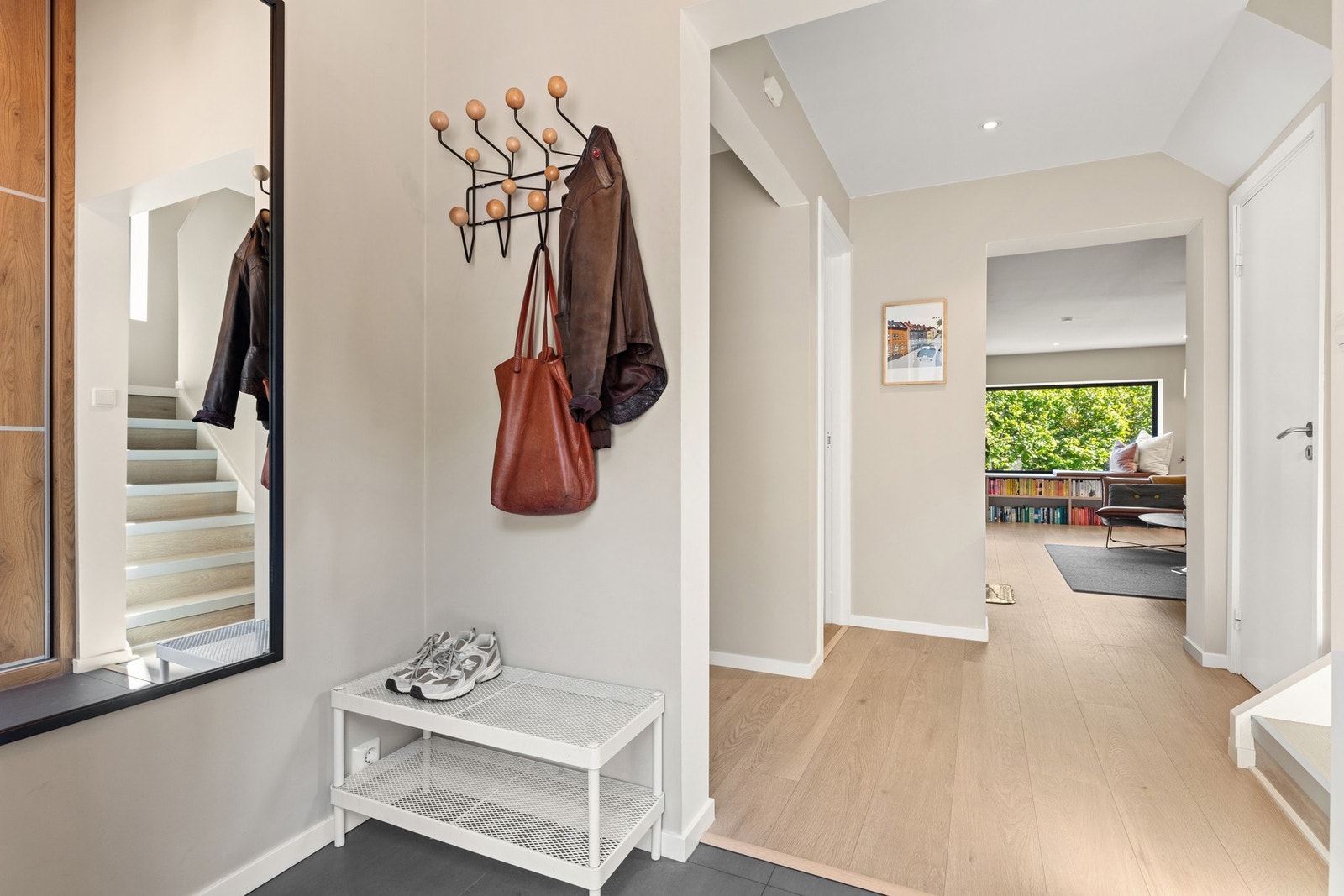 Entréen har ekstra høyde og plass for klesoppheng og en stedstilpasset skyvedørsgarderobe. Galleribilde