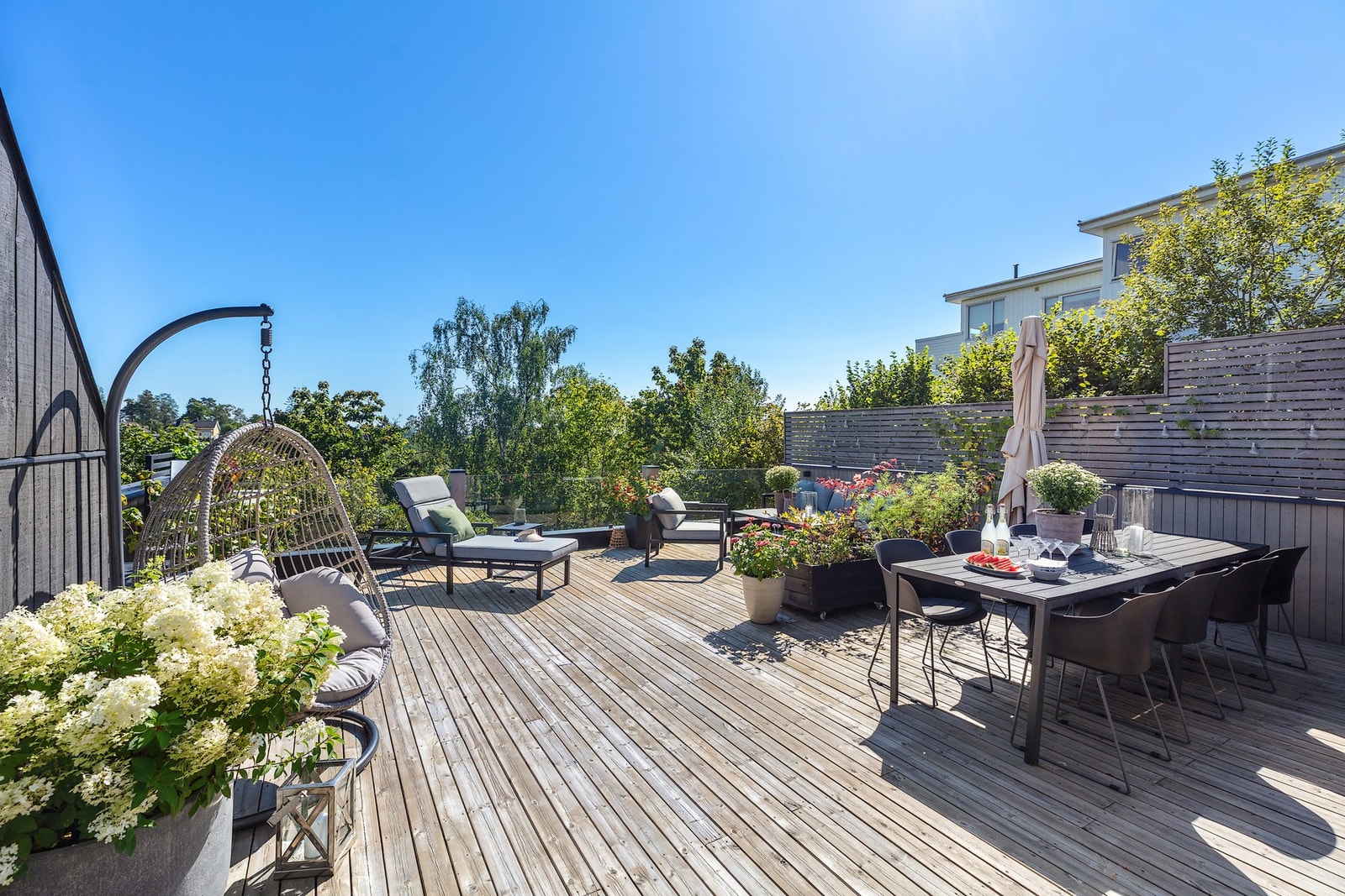 Den romslige takterrassen har terrassebord i tre, og rekkverk i tre og glasskonstruksjoner. Galleribilde