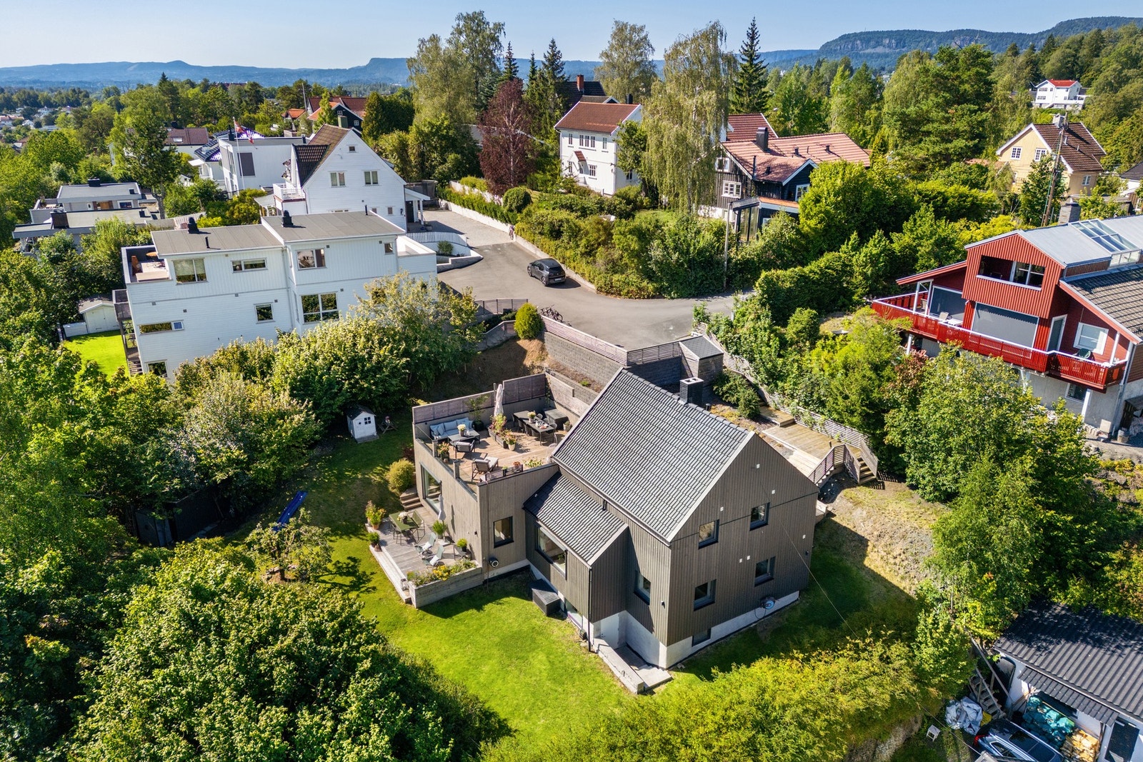 Boligen har adkomst via enveiskjørt gate, og barnevennlig beliggenhet helt innerst i stikkveien. Galleribilde