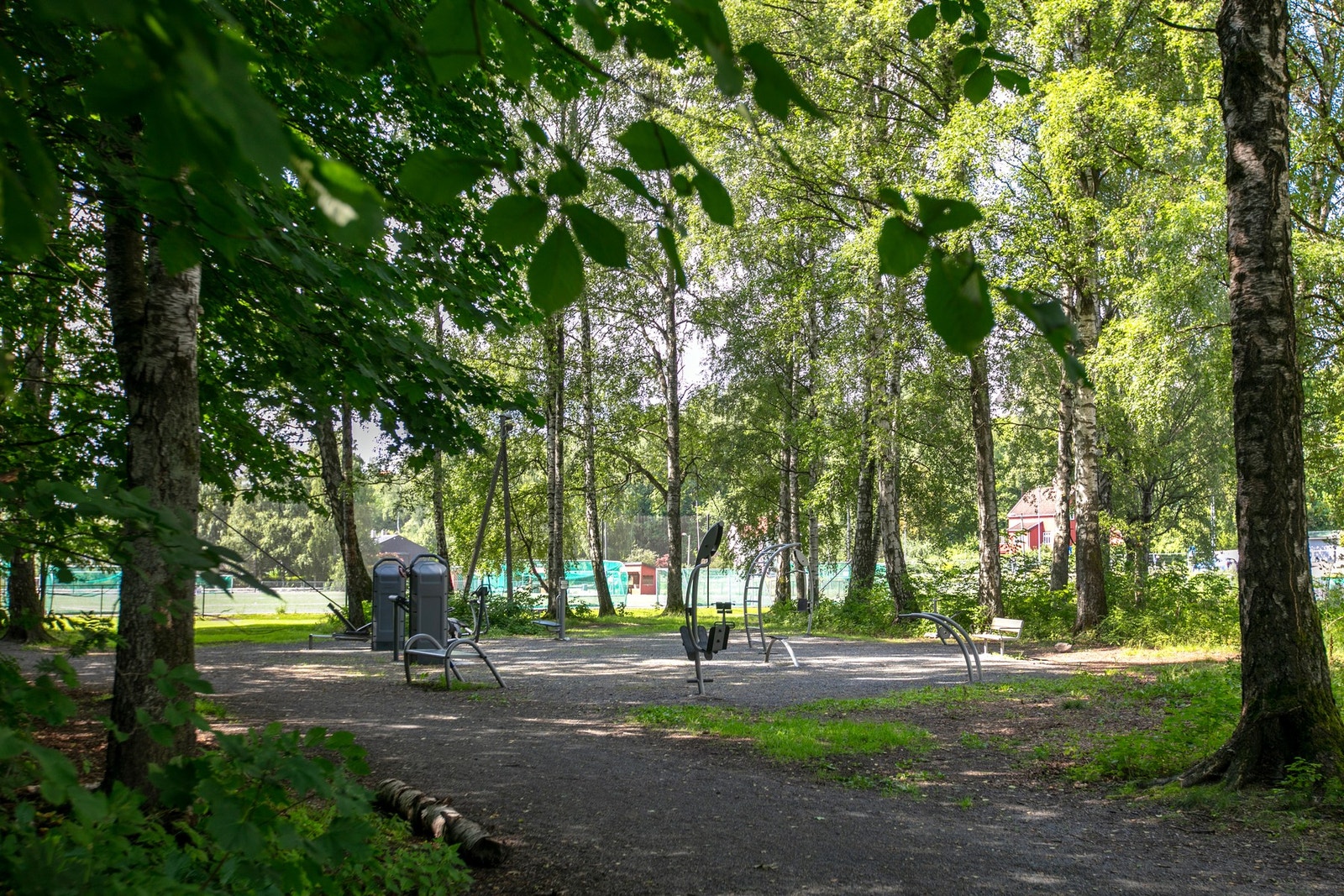 Gangstien ned til Bærumsveien tar deg til trimapparatene ved Jarmyra idrettspark (500 meter). Galleribilde