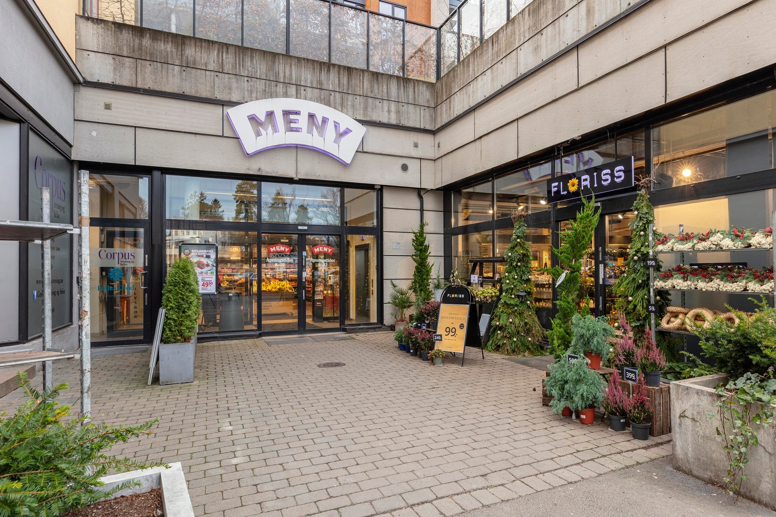 Det er gangavstand til Meny Jarhuset, og Extra Jar med post i butikk. Kort kjørevei til Bekkestua sentrum og CC Vest. Galleribilde