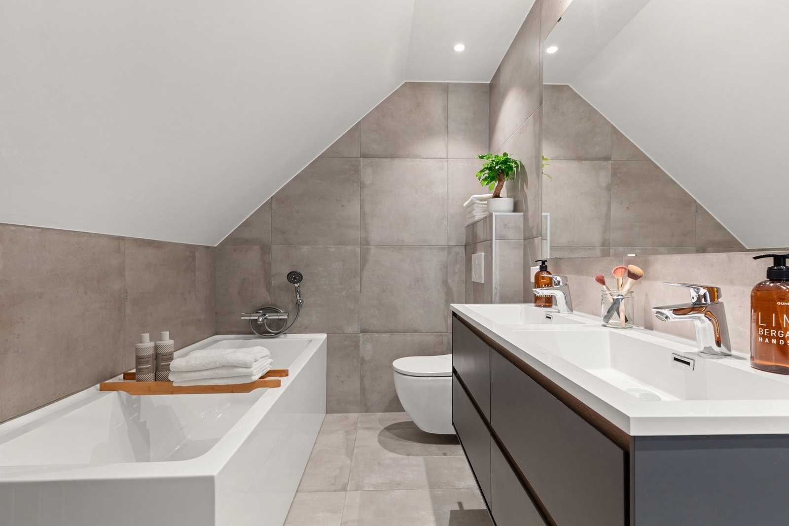 Badet i 2. etasje er innredet med både badekar og 2 servanter m/skuffeseksjoner. Galleribilde