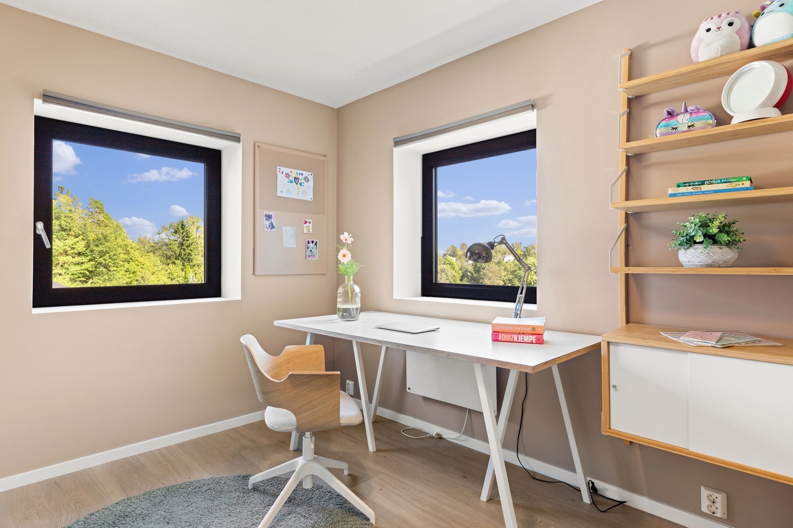 Soverommet er innredet med garderobeskap, daybed, hyllesystem og kontorplass. Galleribilde