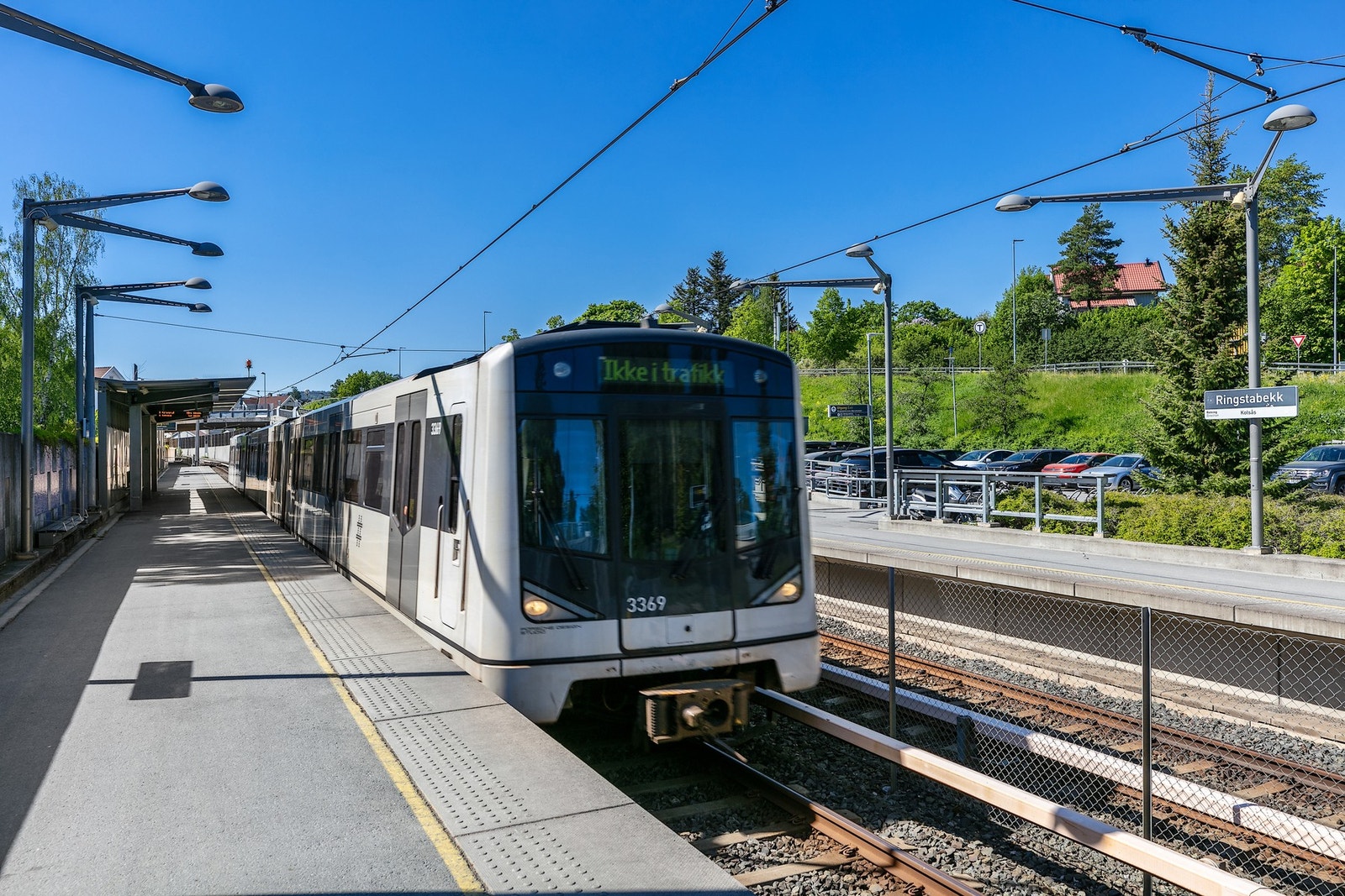 Området har et godt kollektivtransporttilbud med ekspressbuss via Lysaker og 550 m til Ringstabekk T-banestasjon. Galleribilde