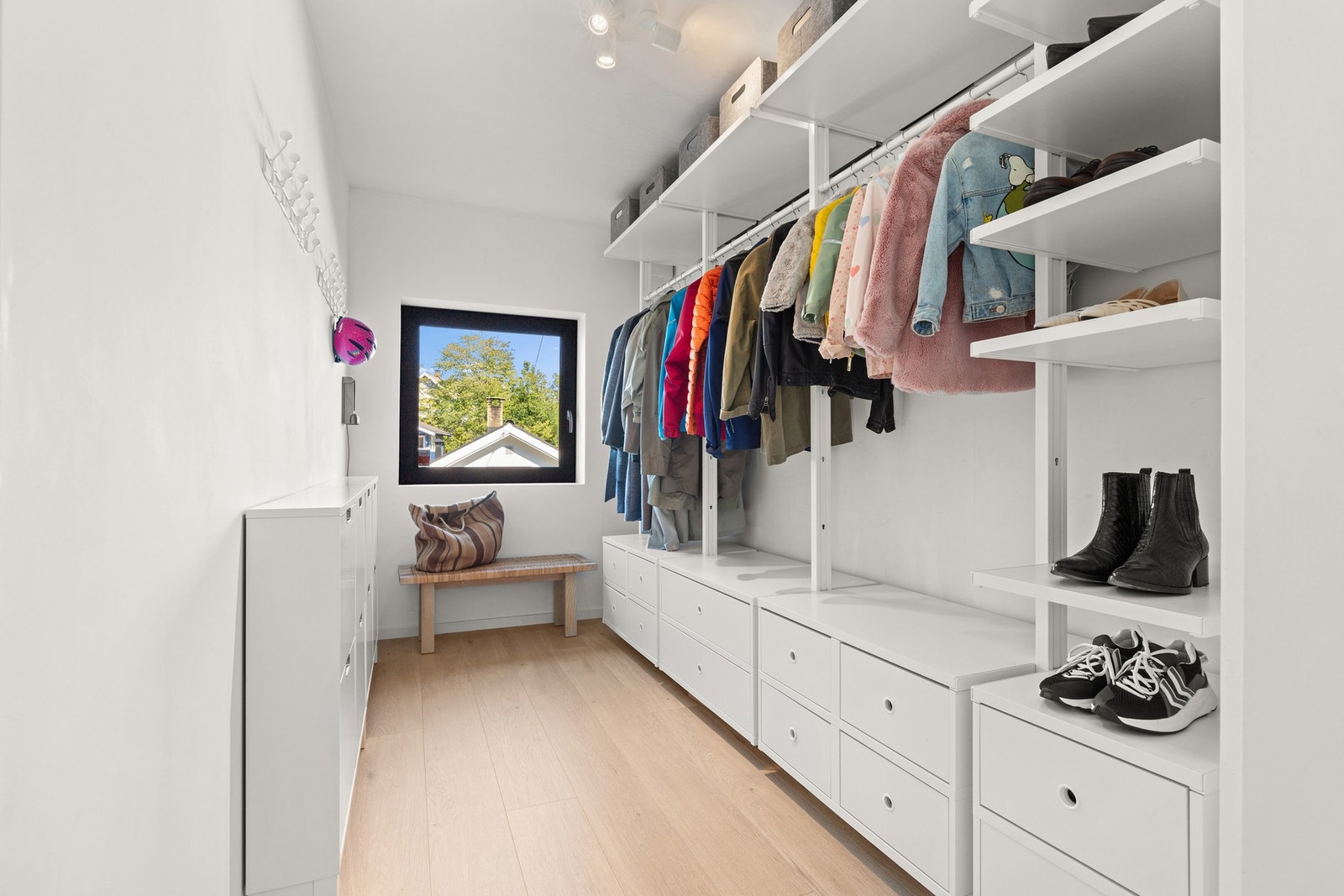 I 1. etasje ligger et praktisk omkledningsrom med klesoppheng/hyllesystem. Dette rommet kan enkelt innredes som et gjesterom/hjemmekontor mm. Galleribilde