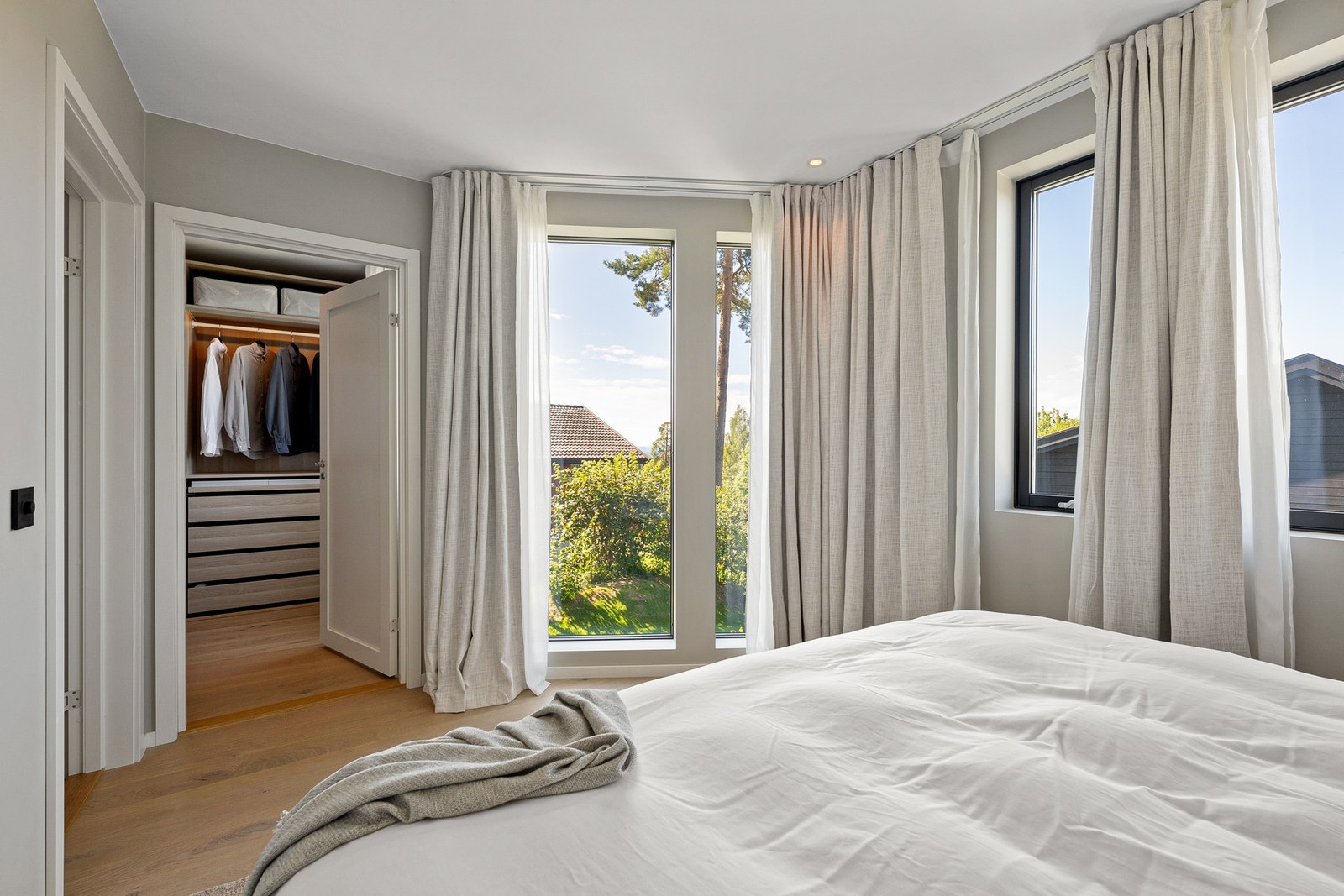 Store vindusflater slipper inn rikelig med naturlig lys og gir en behagelig atmosfære. Galleribilde