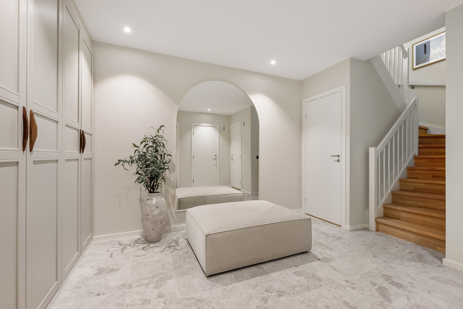 Romslig hall fra garasje med lekre gulvfliser og god garderobeplass. Galleribilde