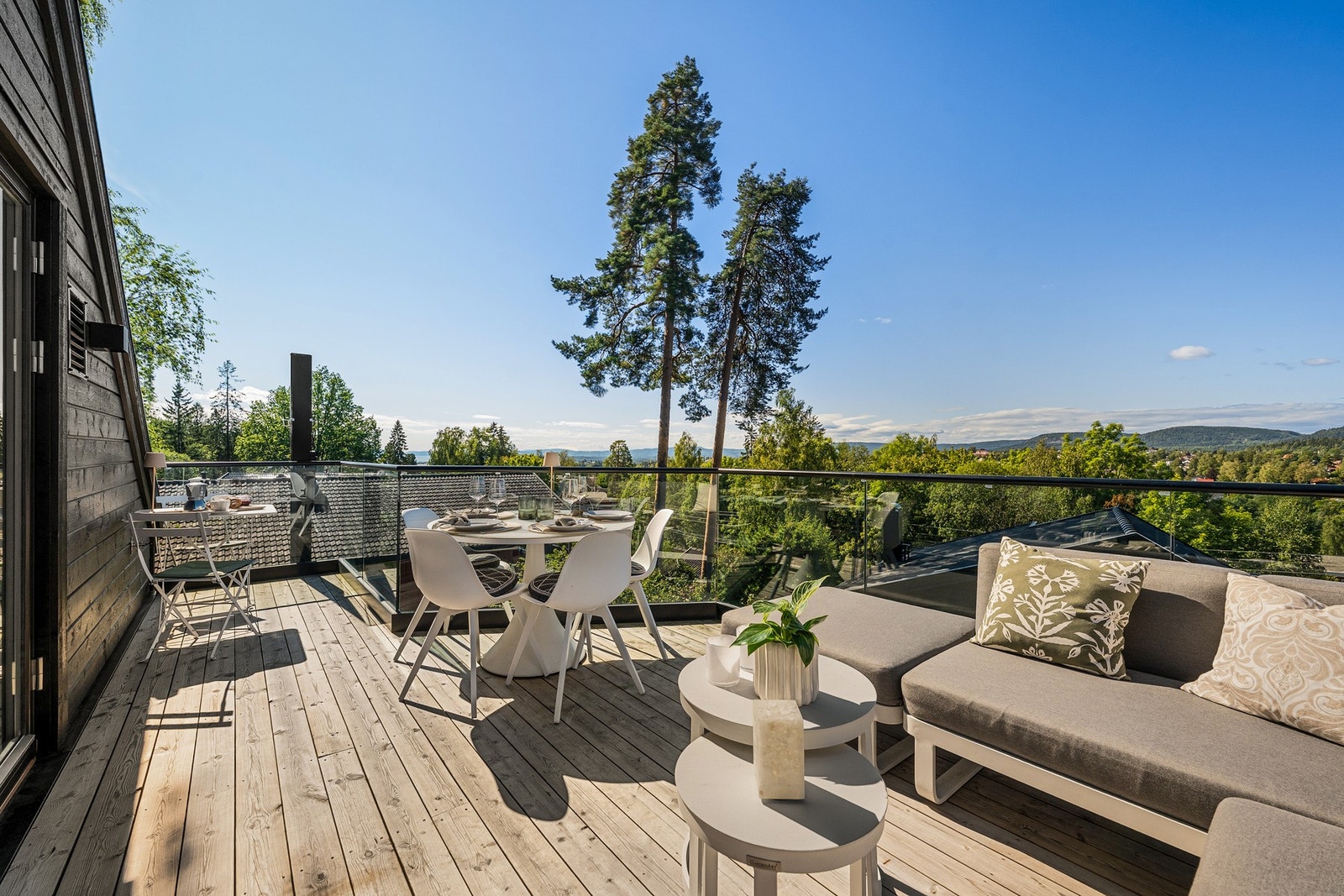 Boligen byr b.la. på en spektakulær, vestvendt takterrasse med panoramautsikt og sol hele dagen. Galleribilde