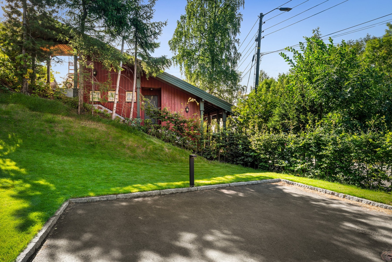 Romslige og opplyste gjesteparkeringer i oppkjørsel. Galleribilde