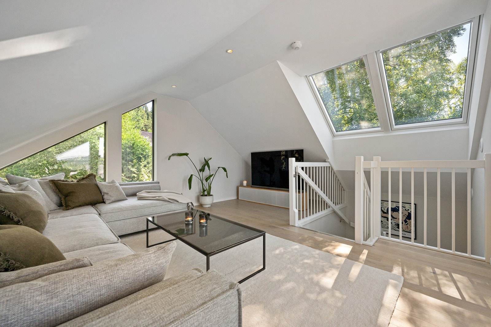 Boligens øverste etasje er et høydepunkt i seg selv - en romslig og stemningsfull stue med særpreg. Galleribilde