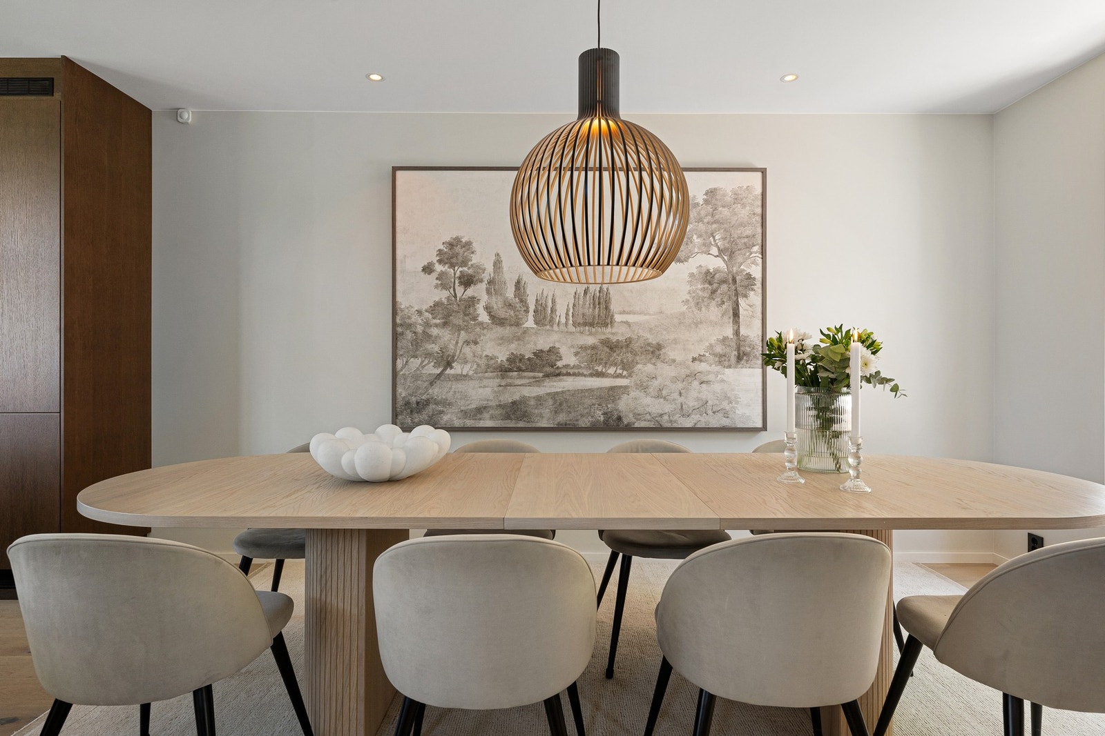 Det er god plass til en større spisegruppe. Galleribilde