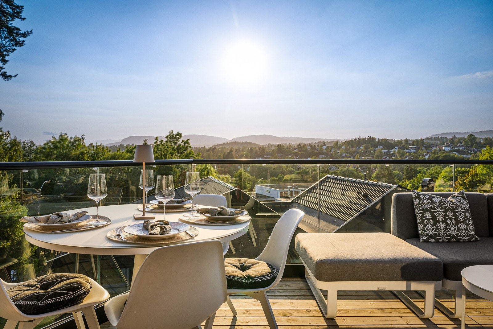 På sommeren kan solen nytes fra kl. 12:00 til den går ned. Galleribilde