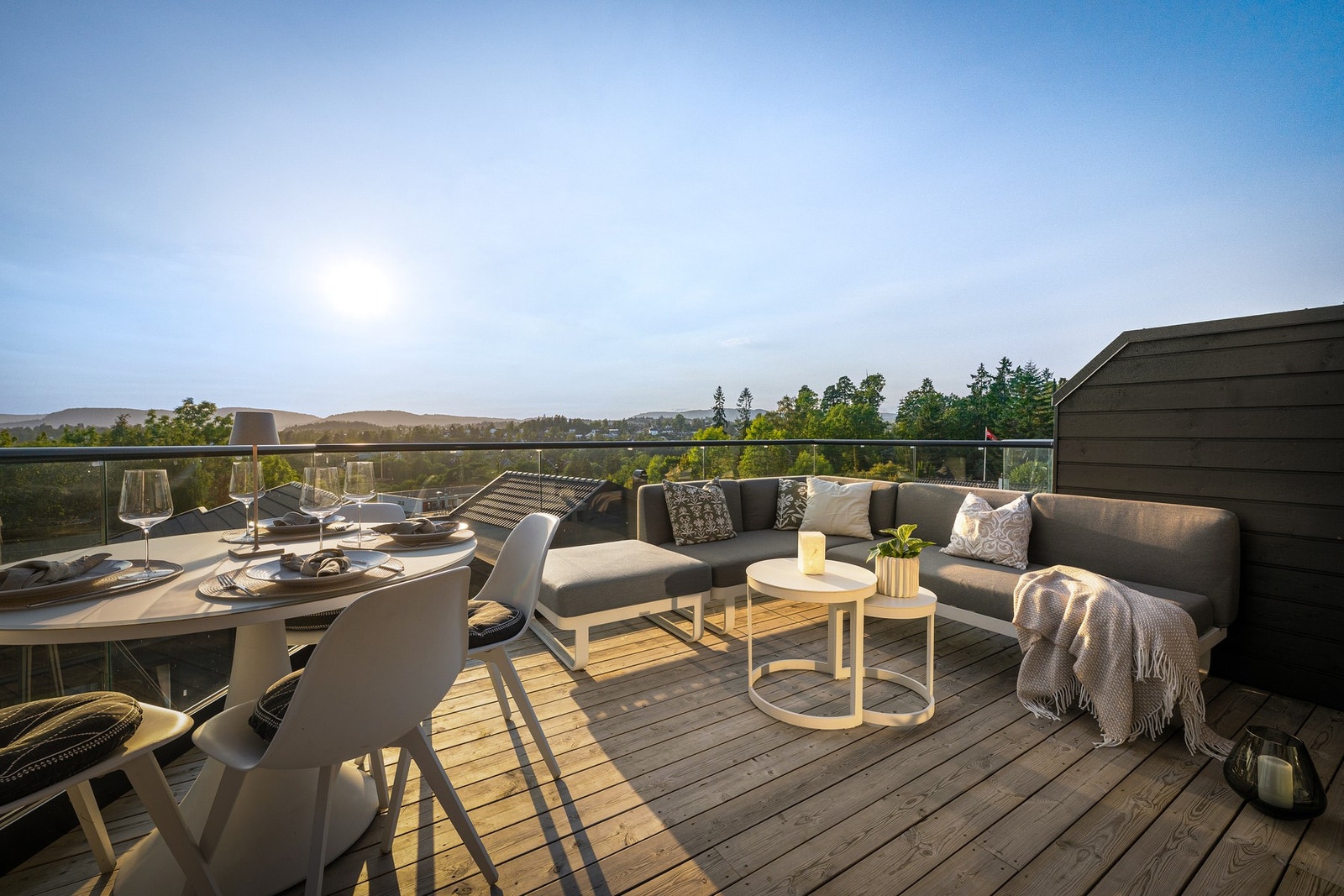 Takterrassen imponerer med panoramautsikt. Den romslige takterrassen gir god plass til møblering - her er det enkelt å kombinere både spisegruppe og loungemøbler. Galleribilde