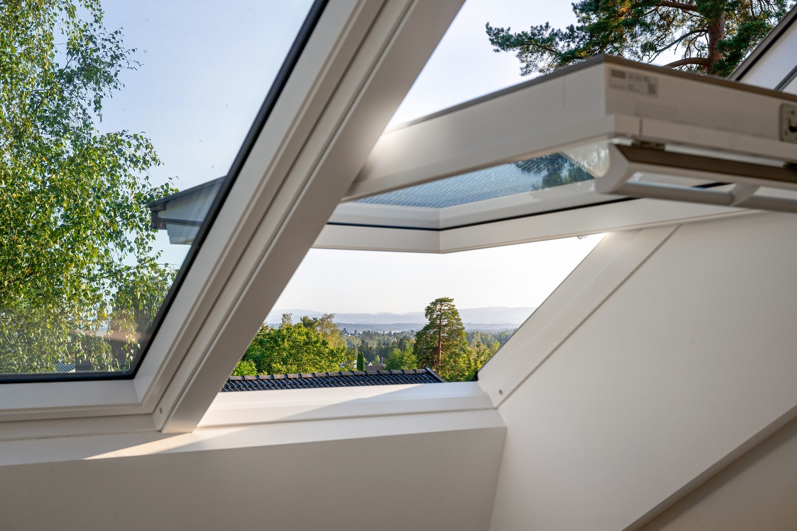 De skrå himlingene gir et arkitektonisk løft, mens store vindusflater og takvindu sørger for at rommet bader i naturlig lys. Galleribilde