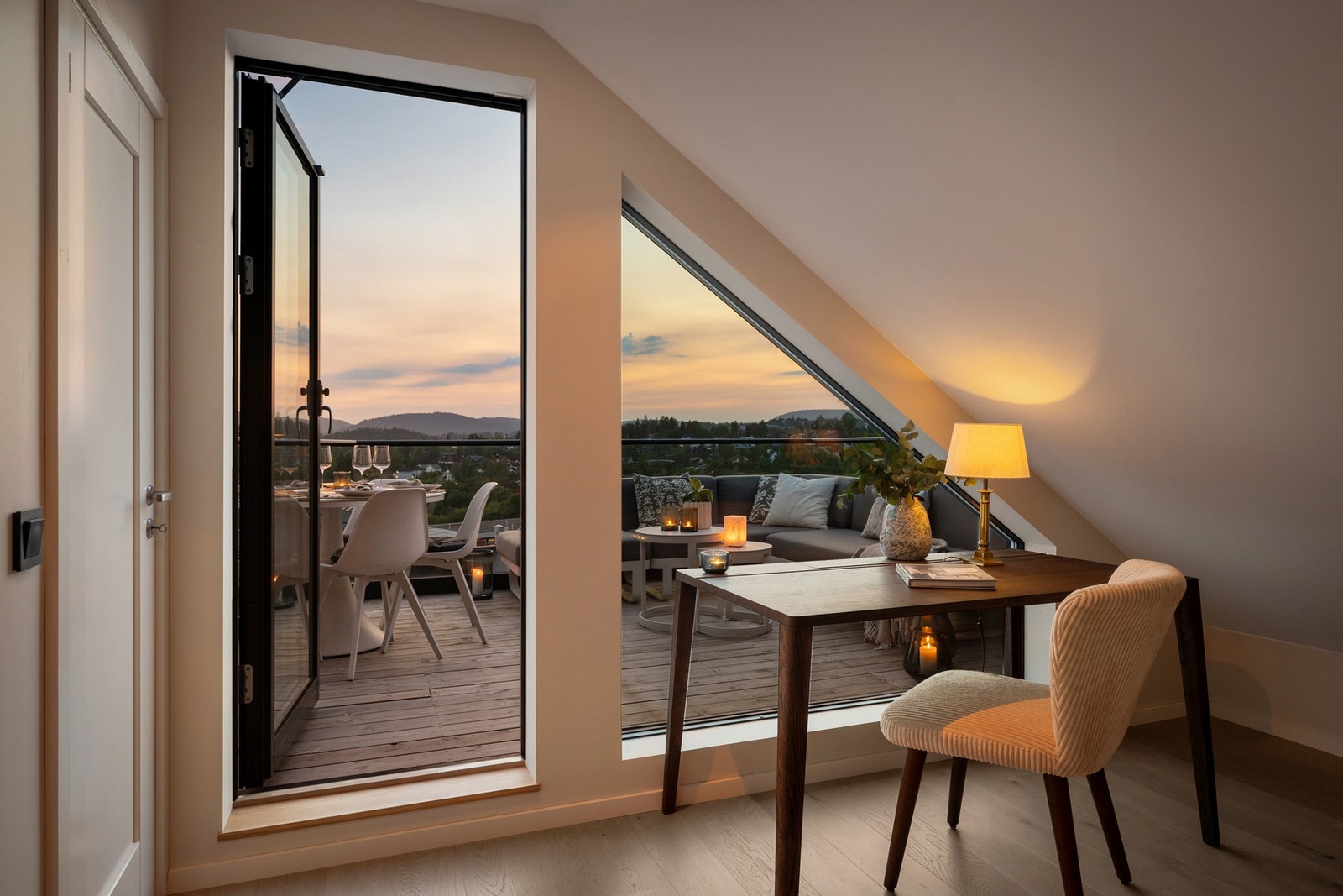 Fra stuen åpner døren seg til en privat takterrasse på 15 kvm som imponerer med sin fantastiske utsikt. Galleribilde