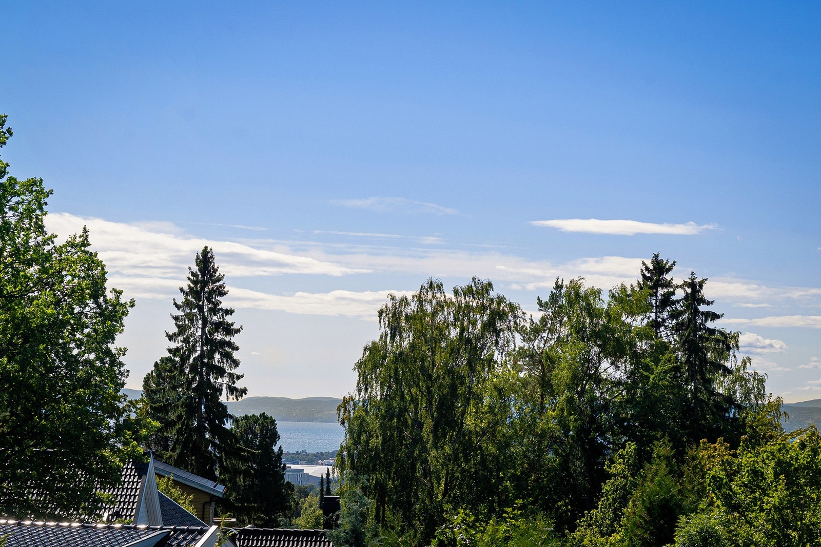 Takterrassen byr på et vakkert fjordgløtt i sør. Galleribilde