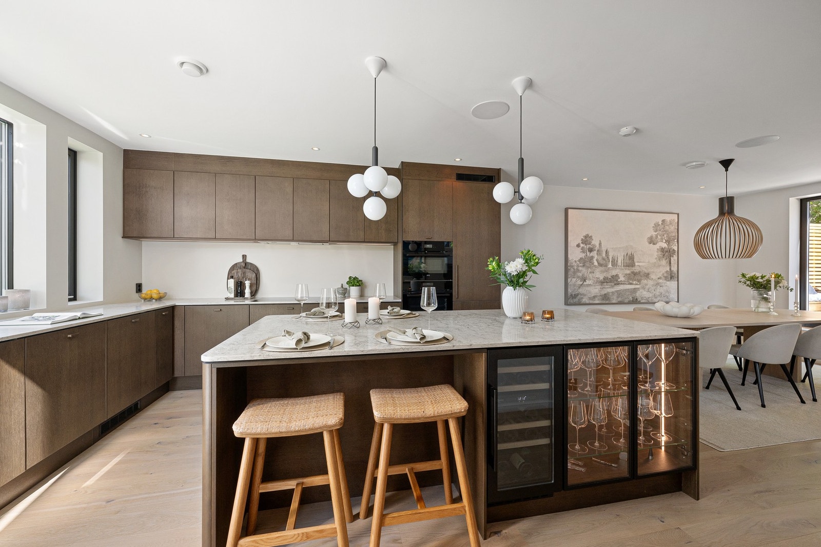 Her får du en betydelig påkostet og moderne bolig over fire plan med gjennomført kvalitet i alle ledd. Galleribilde